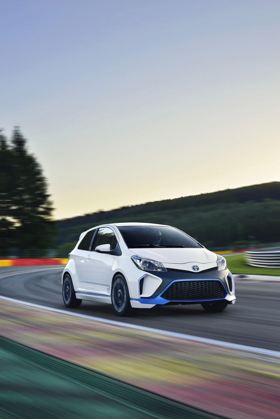  Toyota Yaris Hybrid-R Concept 2013 года  (фото 39 из 42)